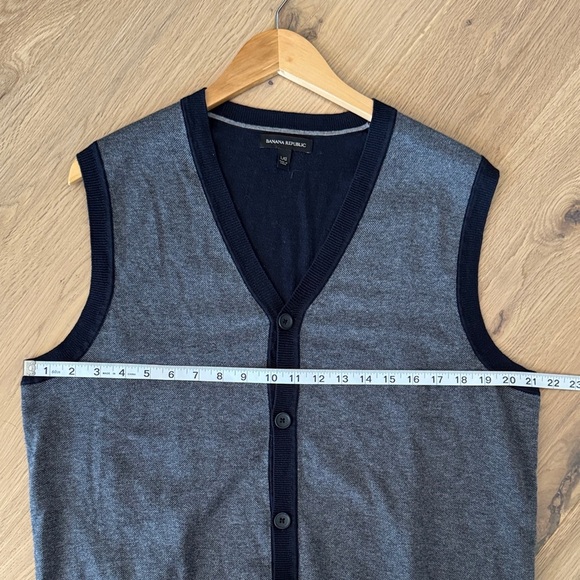 🖤 Banana Republic Men’s Charcoal V-Neck Sweater Vest – 100% Cotton
Size Large - Picture 4 of 6